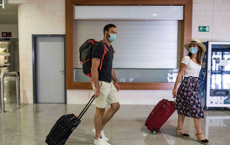 Franța introduce teste sistematice pe aeroporturi. Măsura îi vizează pe călătorii din țările "roșii"