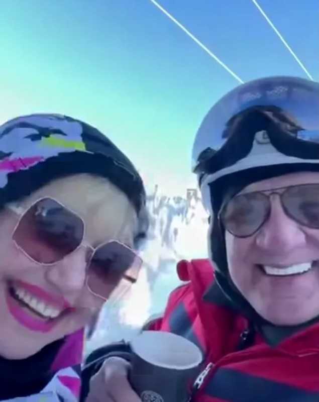 Cum au fost surprinși Marina Almășan și Sorin Mărcuș la munte. Au patinat, au băut vin fiert și au stat în casa lui din Brașov