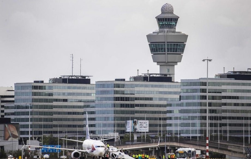 8 pasageri polonezi, reținuți de poliție pe aeroportul din Amsterdam, după ce au refuzat să poarte mască în timpul zborului