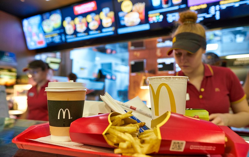 „Am devenit cel mai bun angajat al lunii. Acum toate speranțele s-au năruit”. Cum văd angajații ruși ai McDonald’s plecarea lanțului de fast-food din Rusia