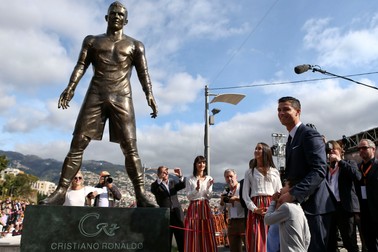 Statuia lui Cristiano Ronaldo din Funchal. (FOTO: EPA)