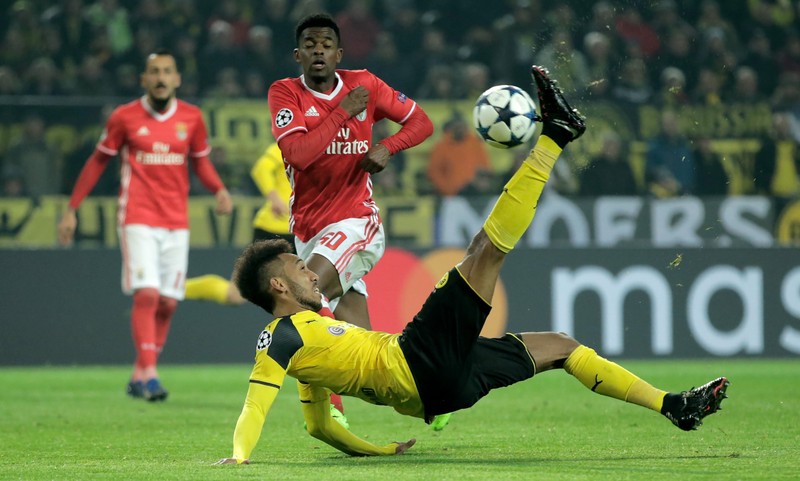 epa05837373 Benfica's Nelson Semedo in action against Dortmund's Pierre-Emerick Aubameyang during the UEFA Champions League Round of 16, second leg soccer match between Borussia Dortmund vs Benfica at the Signal Iduna Park in Dortmund, Germany, 08 March 2017. EPA/FRIEDEMANN VOGEL