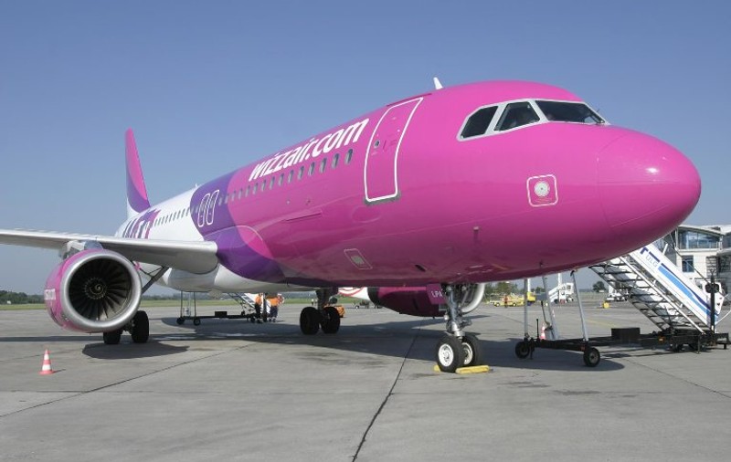 Wizz Air și-a schimbat politica de bagaje. Compania aeriană nu mai taxează călătorii pentru bagajele de mână luate în cabină