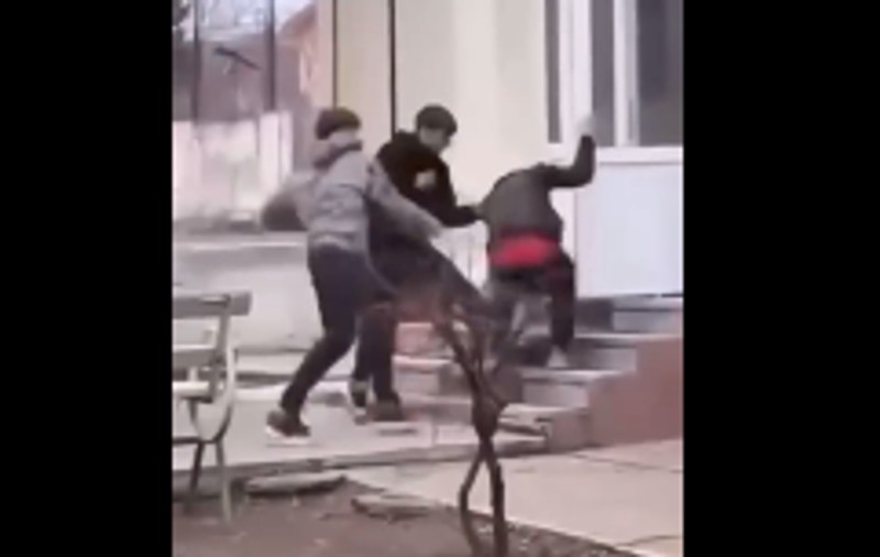 Un băiat de 16 ani, bătut de 3 colegi, în curtea unui liceu din Turnu Măgurele. Poliția a deschis dosar penal