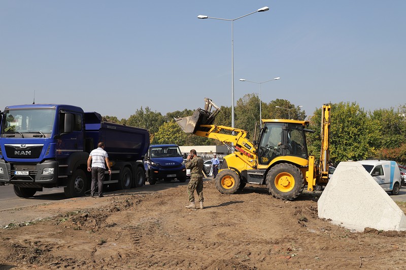 Armata folosește tehnica din dotare pentru amenajarea Pieței NATO | FOTO: Sorin Cioponea