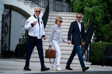Președintele Joe Biden, merge cu Valerie Biden Owens și Hunter Biden la bordul Marine One în drum spre Camp David la Casa Albă din Washington. Foto Profimedia