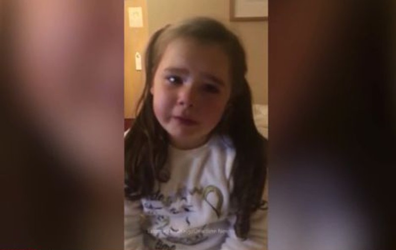 VIDEO | O fetiță fără adăpost a început să plângă în momentul în care mama ei i-a spus că o să petreacă iar Crăciunul într-un hostel