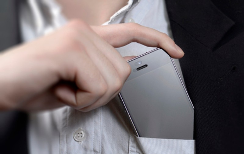 De ce NU trebuie să ţii niciodată telefonul în buzunarul de la piept