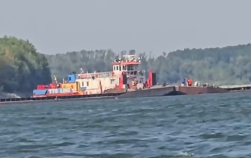 Au fost scufundate în Dunăre și ultimele două barje: 4 împingătoare de mare putere au ajutat la operațiune