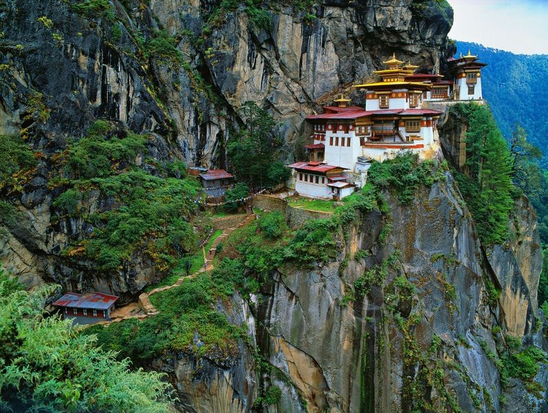 Destul de izolat, regatul Bhutan și-a păstrat tradițiile, având mai multe reguli stricte, inclusiv pentru cei care vor să viziteze țara. Aici se intră doar cu permis de călătorie, iar numărul vizitatorilor este limitat | Foto: 123rf.com