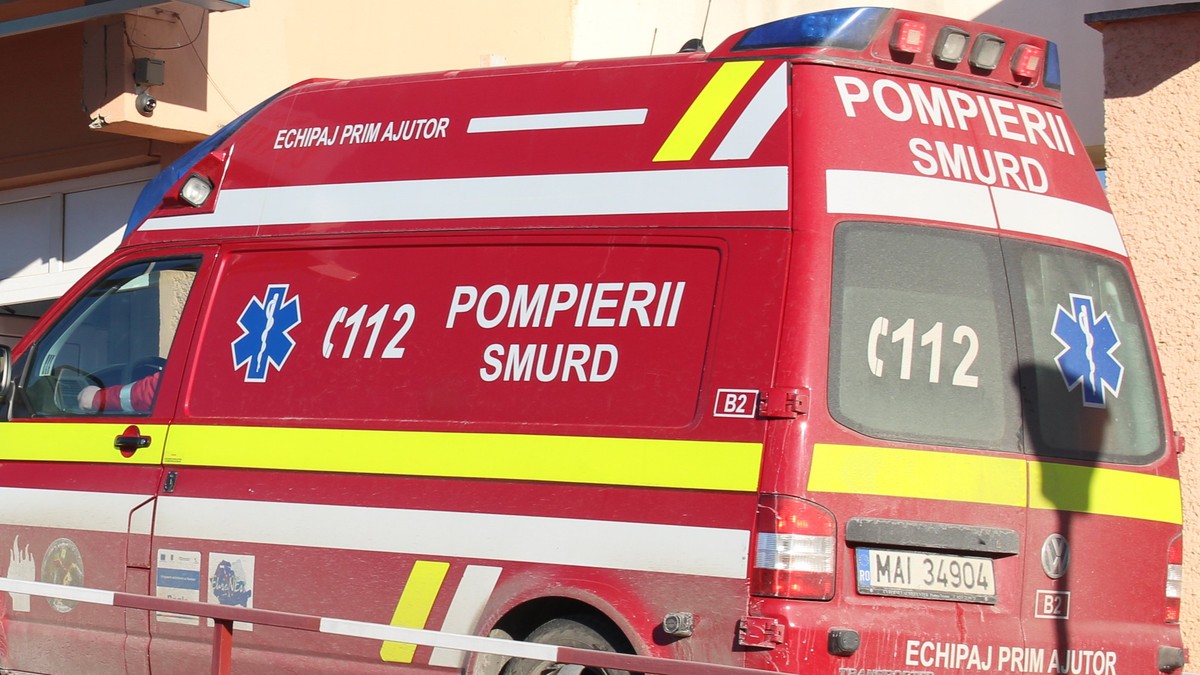 O bătrână de 85 de ani a ars într-un apartament din București, 9 persoane au fost evacuate din cauza fumului. Autospecială SMURD