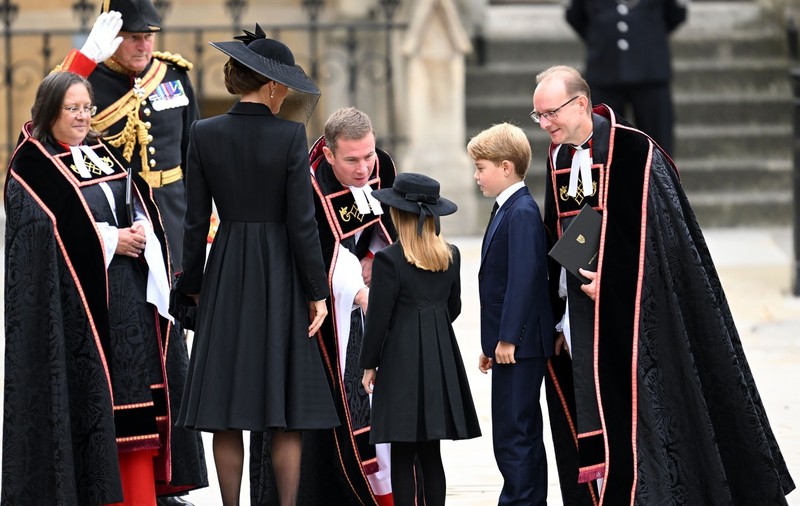 Prințul George și Prințesa Charlotte participă la slujba de înmormântare a reginei Elisabeta a II-a