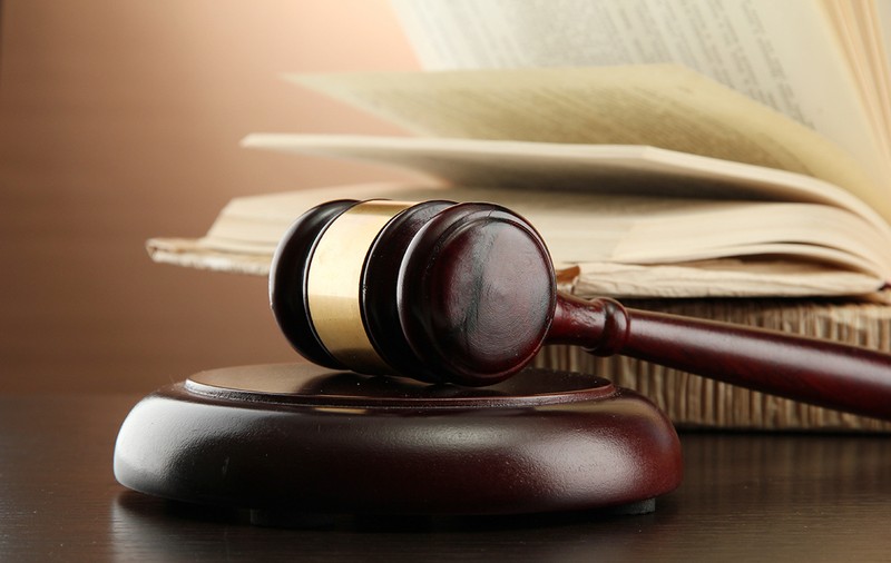 Justiția, prinsă în ofsaid. Un angajat de tribunal care falsifica și vindea sentințe continuă să lucreze în instanță, deși a fost condamnat
