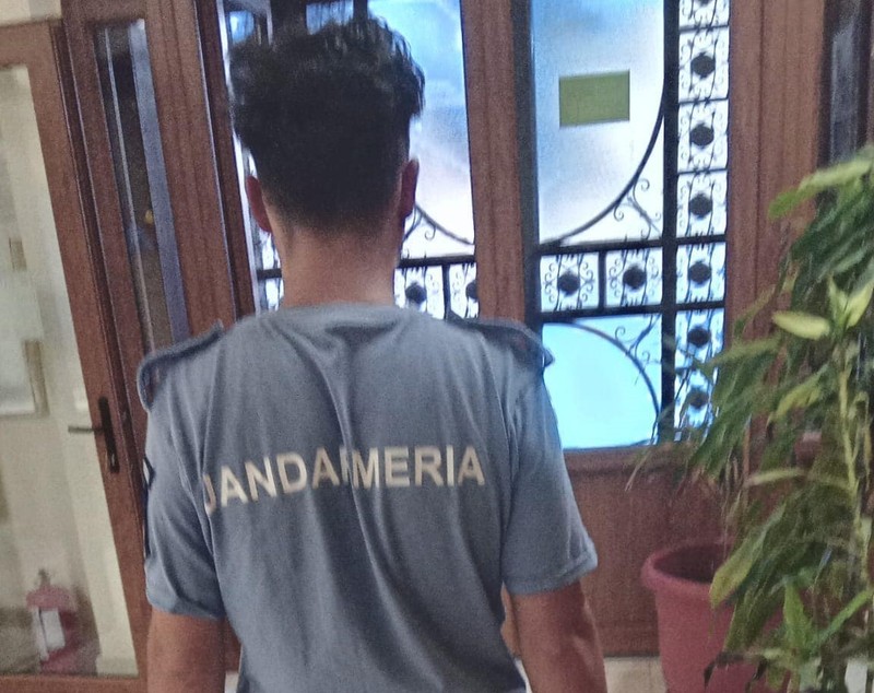 Tânăr care purta haine cu însemnele Jandarmeriei și avea o armă, prins la Focșani, la evenimentul dedicat gimnastei Ana Maria Bărbosu