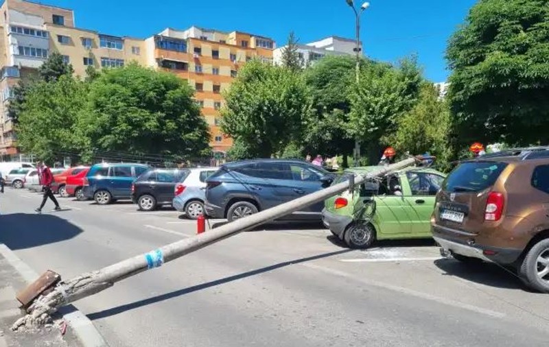 VIDEO |  Autoturism strivit sub un stâlp de curent, într-o parcare din Târgu-Jiu. Incidentul a avut loc în apropiere de o grădiniță