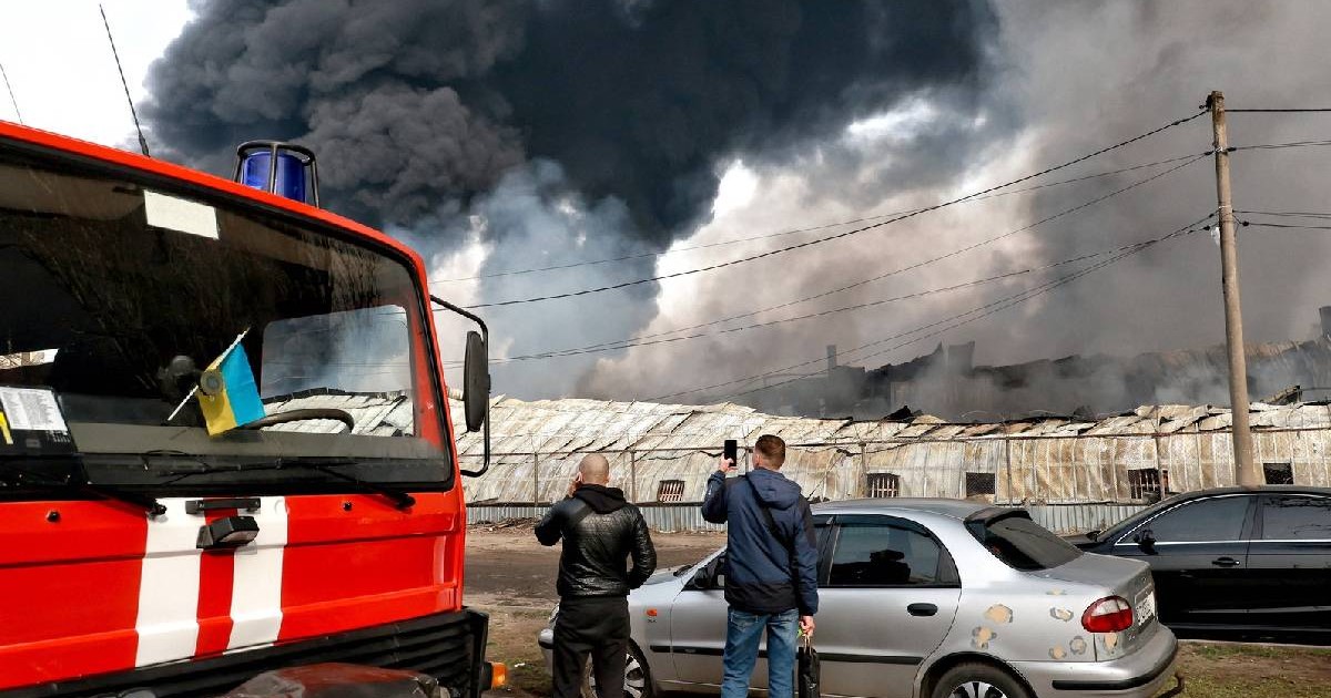 O coloană de fum negru și gros se ridică deasupra locului incendiului provocat de atacul cu dronă rusească, Odesa, Ucraina.