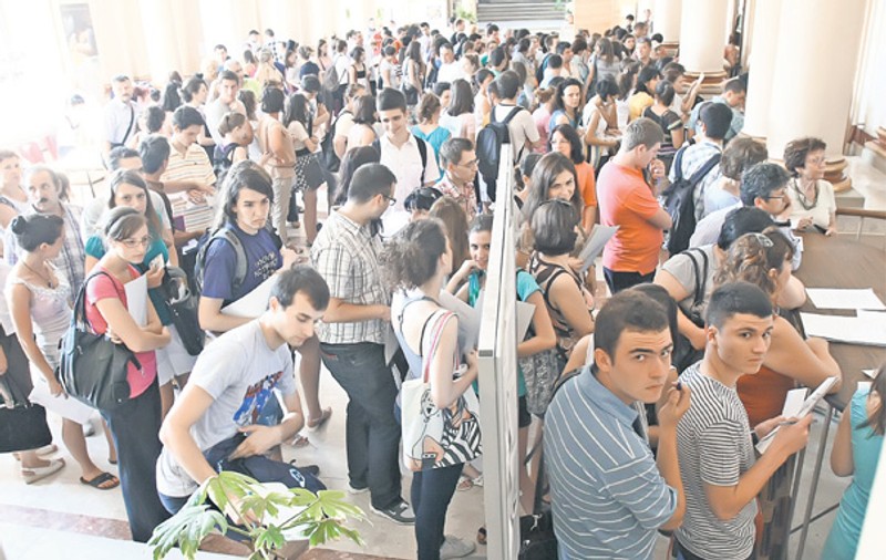 Nebunia admiterii la universitate e în toi! "M-am băgat la 12 facultăţi"
