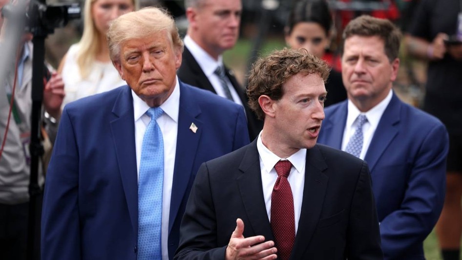 Mark Zuckerberg, la stânga lui Donald Trump în timpul unei întâlniri a „Super Inteligenței” care a avut loc la Casa Albă.