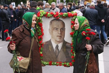 8 mai 2019 - Oamenii merg către Monumentul Soldatului Necunoscut din Kiev, ținând portretele soldaților care au murit în cel de-Al Doilea Război Mondial. Foto: Profimedia