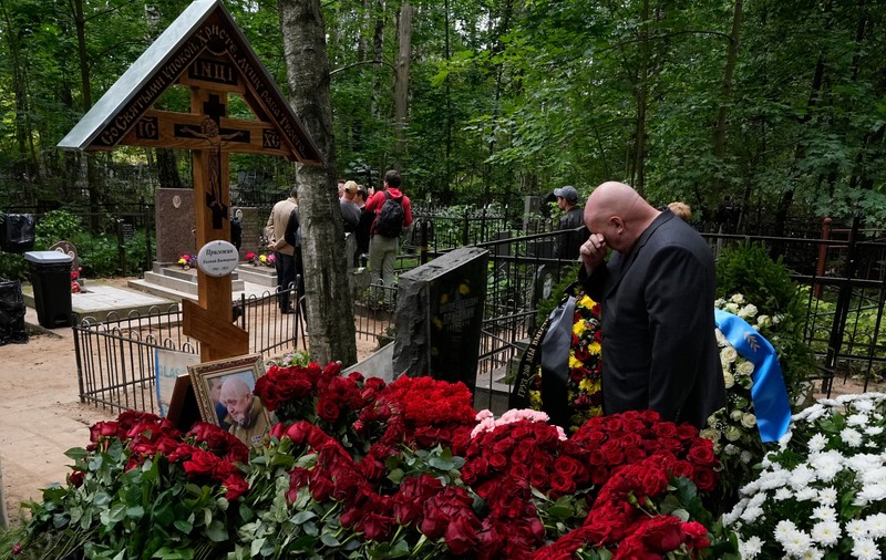Cum arată mormântul lui Evgheni Prigojin, unde a fost îngropat în mare secret. „Să fii războinic înseamnă să trăieşti veşnic”