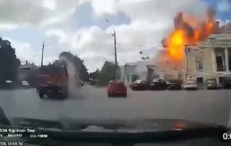 Momentul în care o rachetă despre care Moscova spusese că „a fost doborâtă” lovește orașul rus Taganrog