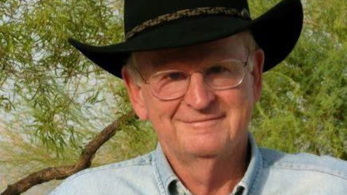 Nicholas Clapp, regizor de documentare și aventurier american supranumit „adevăratul Indiana Jones”, în imagine cu pălărie neagră de cowboy, camasă bleu si ochelari, a murit