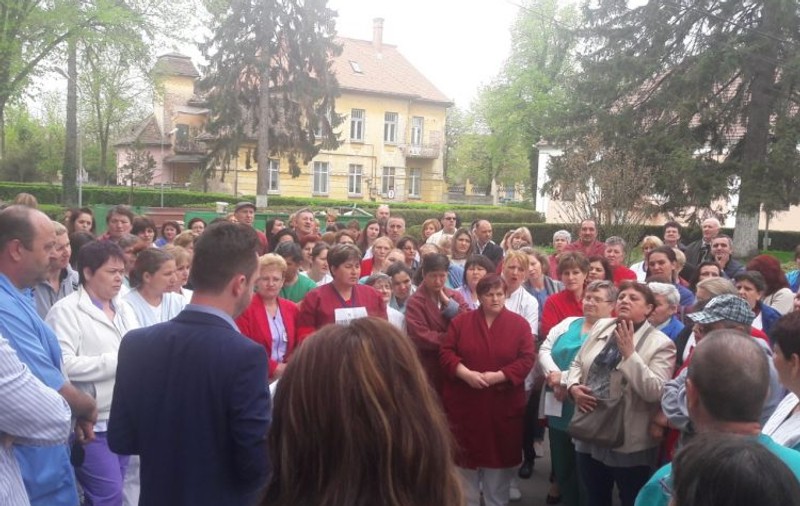 Protest la Spitalul de Pneumoftiziologie din Sibiu. Angajații susțin că au primit salariile micşorate cu până la 1.200 de lei