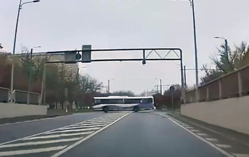Momentul în care un șofer STPT din Timișoara „taie” ieșirea din Pasajul Michelangelo și întoarce pe linia dublă continuă
