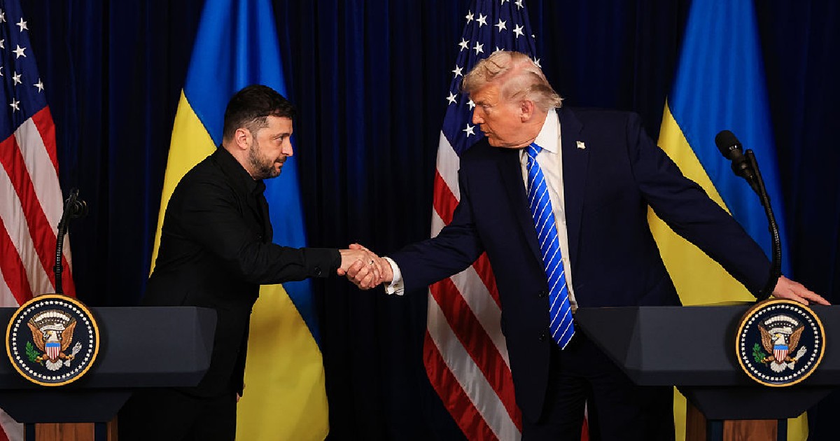 Președintele SUA, Donald Trump, și președintele Ucrainei, Volodymyr Zelensky, își strâng mâinile în cadrul unei conferințe de presă organizate după o întâlnire la clubul Mar-a-Lago al lui Trump, pe 28 decembrie 2025, în Palm Beach, Florida
