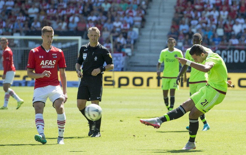 Masacru în Eredivisie, la meciul AZ Alkmaar - Ajax! Îi pică bine lui Șumudică / VIDEO