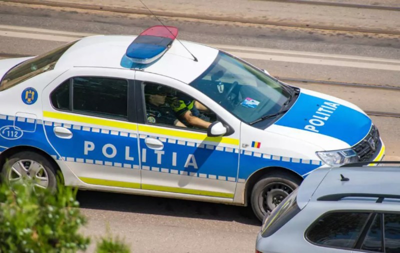 Un bărbat din Timiș care alerga cu cuţitul după soţia lui a fost prins și încătușat de o polițistă. Unde fugea femeia