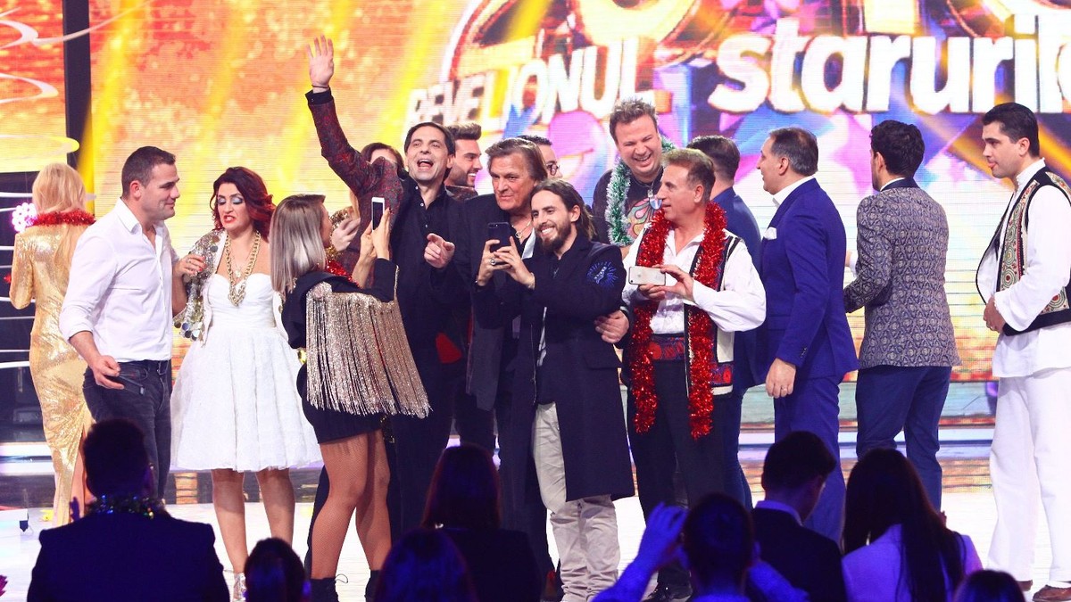 Din culisele filmărilor de Revelion. Adriana Trandafir a croșetat în gradenă | FOTO