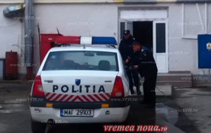 MÂNA LA CHIPIU! Polițiștii își spală singuri masinile de serviciu! VIDEO