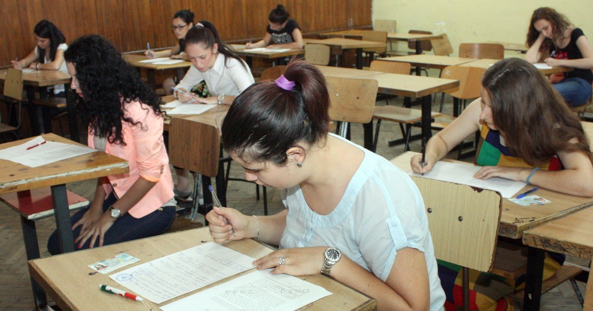 elevi care sustin un examen