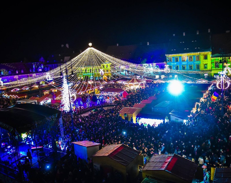 GALERIE FOTO| S-a deschis târgul de Crăciun de la Sibiu. Ediția din 2018 este dedicată Centenarului