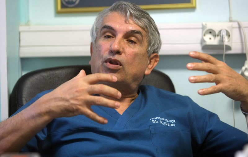 Procesul lui Burnei. „I-am dat plicul printre icoane”, acuză o mamă. Reportaj din faţa uşilor închise ale sălii de judecată
