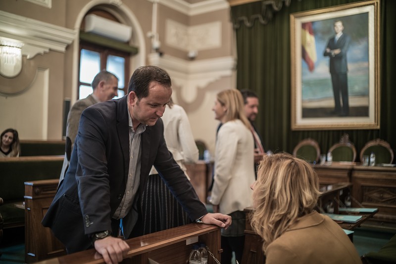 Manuel Păduraru stă de vorbă cu alți consilieri în sala de ședințe a Primăriei din Castellón de la Plana