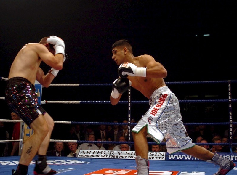 Amir Khan, dreapta, în lupta cu David Bailey. Foto: EPA