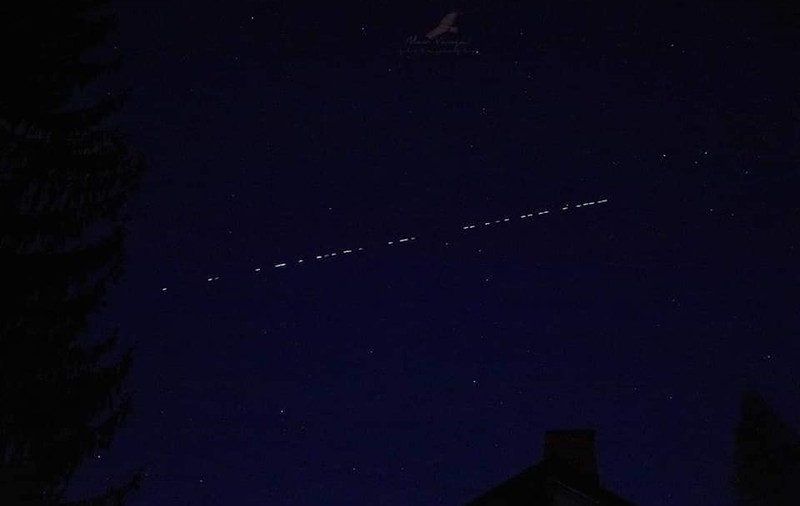 Imagini spectaculoase | Sateliții lui Elon Musk s-au văzut pe cerul României