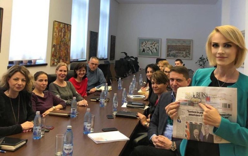 Gabriela Firea s-a pozat în birou cu un ziar de azi. Ce vrea să transmită astfel primarul Capitalei