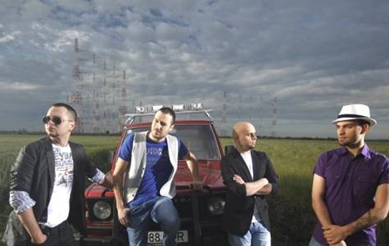Trupa Zero continuă seria dedicaţiilor romantice - So Far Away | VIDEO