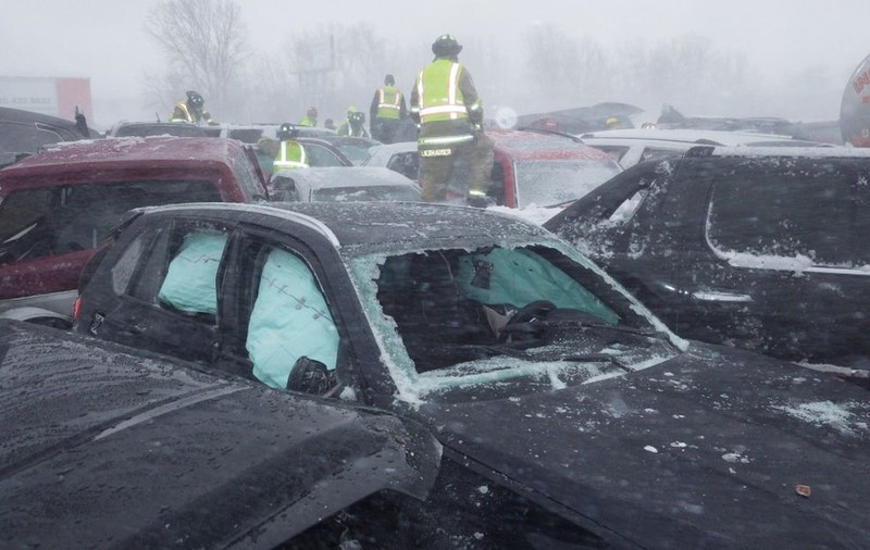 FOTO și VIDEO | Accident în lanț pe o autostradă din SUA. Au fost implicate 131 de mașini. Bilanț: un mort și 71 de răniți