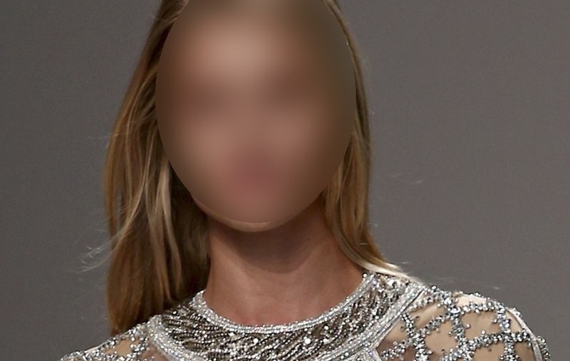 NIMENI NU SE AŞTEPTA să O VADĂ AŞA! Ce VEDETĂ A AVUT TUPEUL să apară NEMACHIATĂ pe PODIUM! FOTO