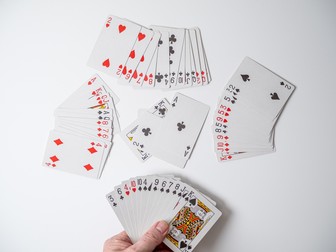 Canasta poate fi jucată de doi sau de patru jucători