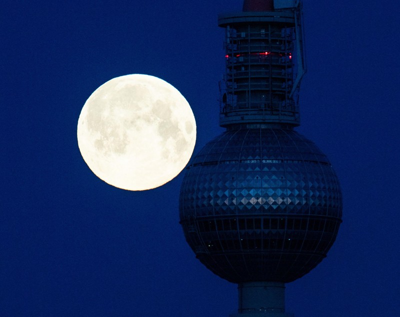 Spectacol pe cer cu superluna roz. Cum a fost surprins fenomenul în imagini