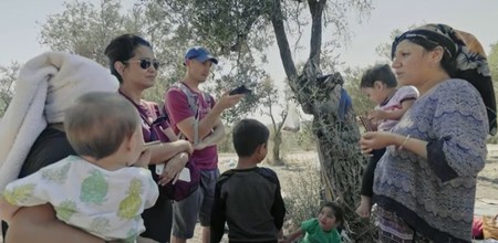 În timpul interviurilor cu refugiații de pe Insula Lesbos, Grecia | Imagine din documentar