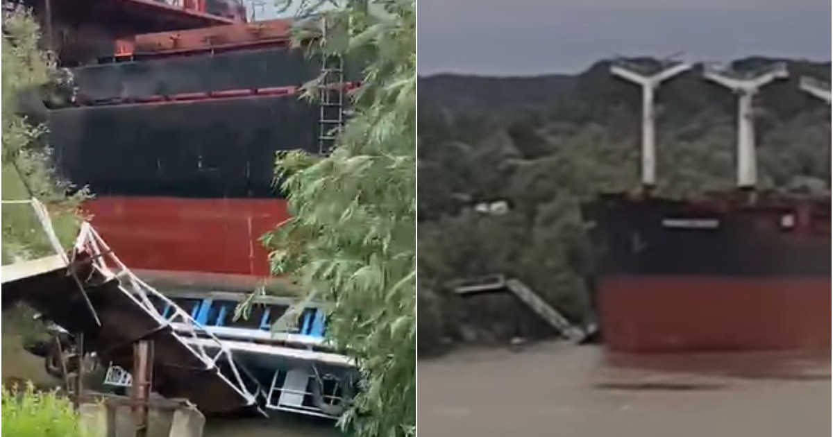 În imagine se vede o navă cargo de mari dimensiuni care a intrat în coliziune cu un ponton de pe malul apei, provocând avarii semnificative structurii de acostare. Impactul a distrus o parte din pasarela de acces, iar prova navei a rămas înfiptă în ponton.