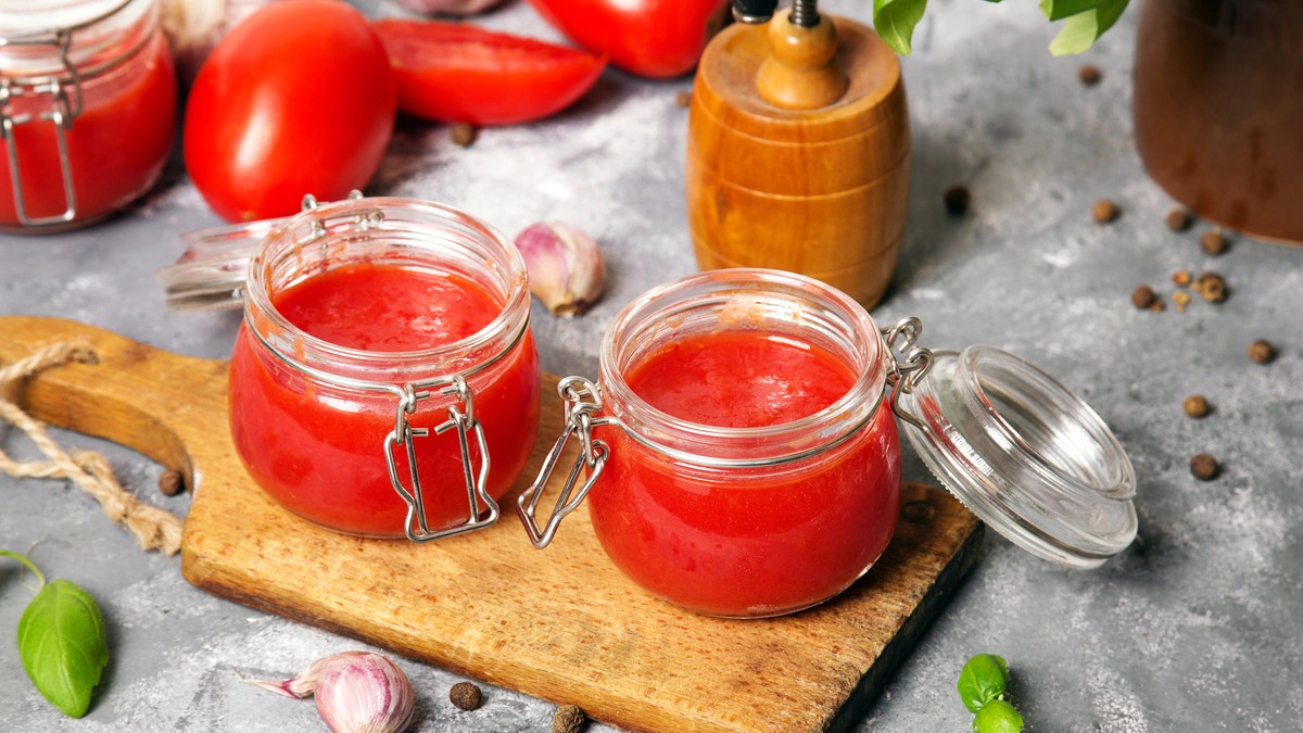 Diferența dintre bulion și pasta de tomate