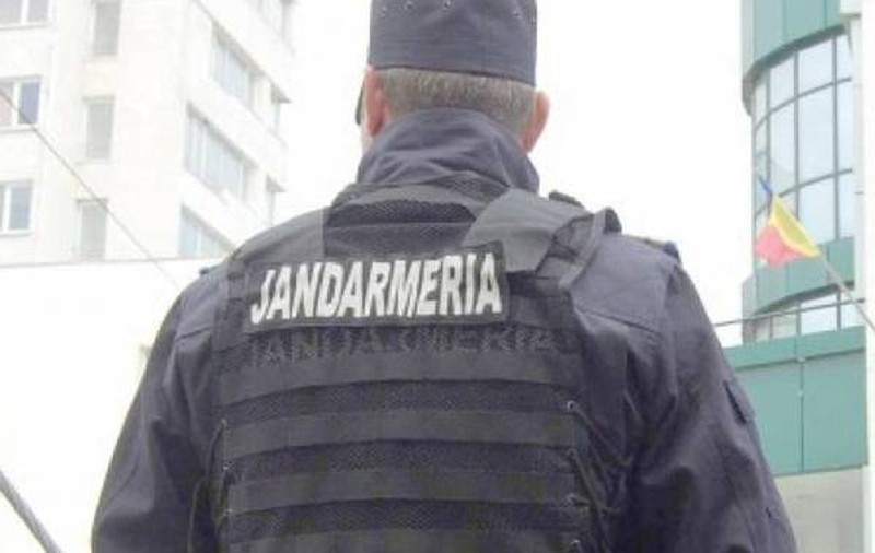 Jandarm rănit, după ce a fost lovit cu maşina de un bărbat care încerca să scape de închisoare