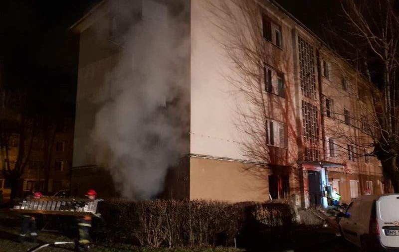 Incendiu urmat de o explozie, într-un bloc din Târgu Mureș. O persoană a fost rănită
